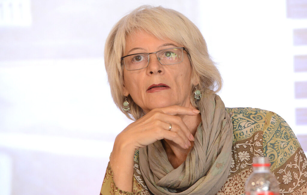 "Не са малко медиите, които замърсяват информационната среда в България", смята проф. Нели Огнянова. "Част от тях го правят поради небрежност, друга - напълно преднамерено." "Не са малко медиите, които замърсяват информационната среда в България", смята проф. Нели Огнянова. "Част от тях го правят поради небрежност, друга - напълно преднамерено."