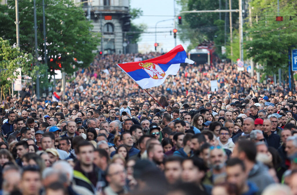 Протестиращите и привържениците на опозицията поискаха затваряне на телевизионни станции и таблоиди, които те обвиняват в насърчаване на насилие и вулгарно съдържание