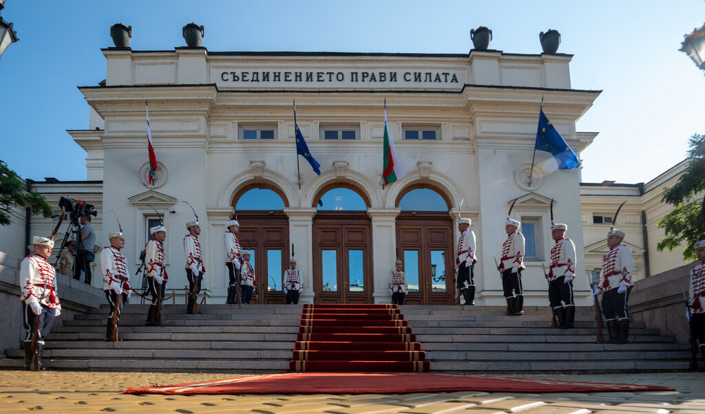Несъгласните в парламента загърбвали девиза "Съединението прави силата" на главната фасада на сградата. Но историческият национален контекст е променен много отдавна.