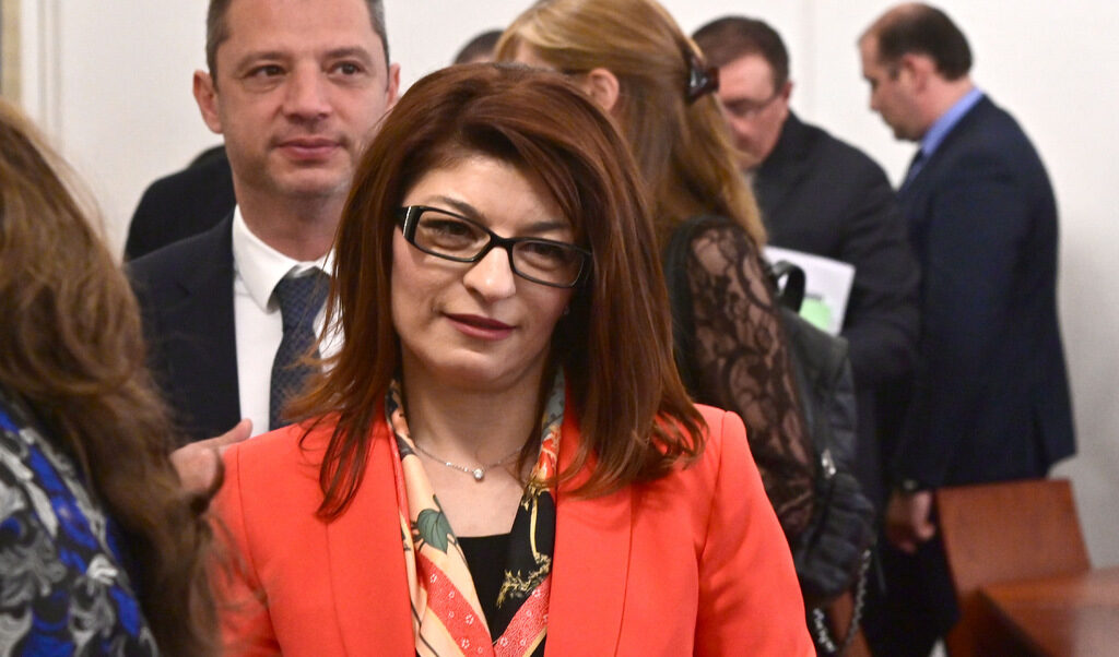 Десислава Атанасова призна, че Гешев ѝ е звъннал след поисканото му отстраняване от Мария Габриел