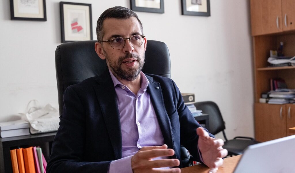 "Нагласата за промяна, която съществува в част от обществото, все още не може да намери адекватен политически и управленски израз", казва преподавателят по право на ЕС в Софийския университет
