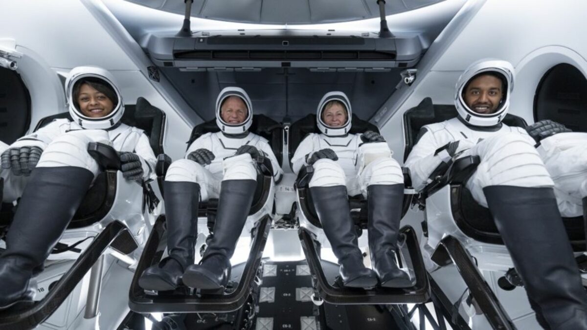 SpaceX подготвя днес старт на първата частна мисия, командвана от жена