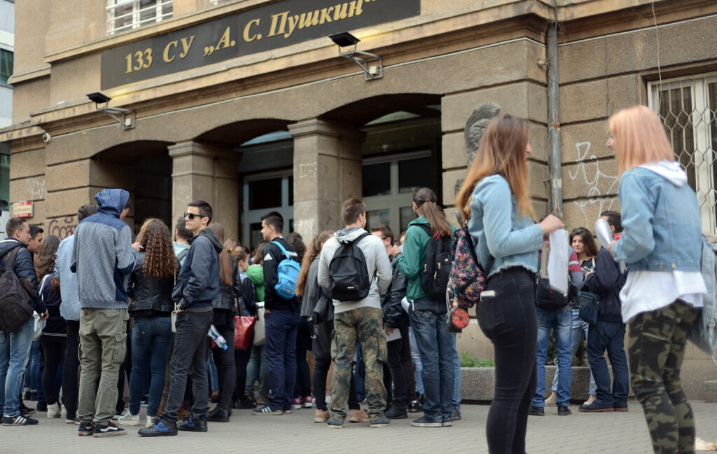 Зрелостниците се явяват на втората задължителна матура Зрелостниците се явяват на втората задължителна матура