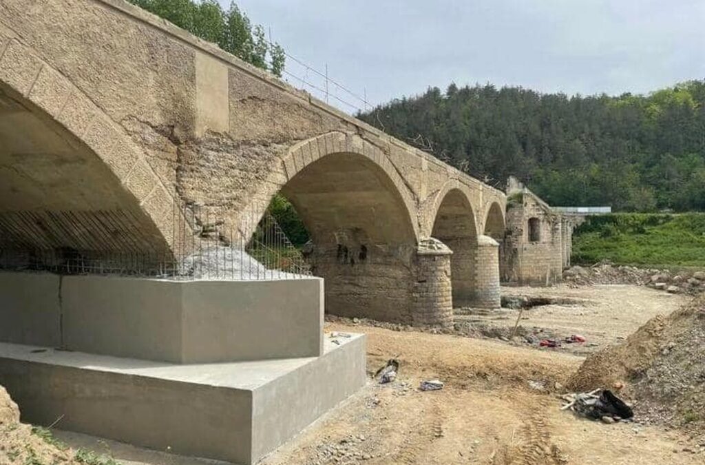 Кошмарна гледка представлява намесата при реконструкция на един от подпорните стълбове.