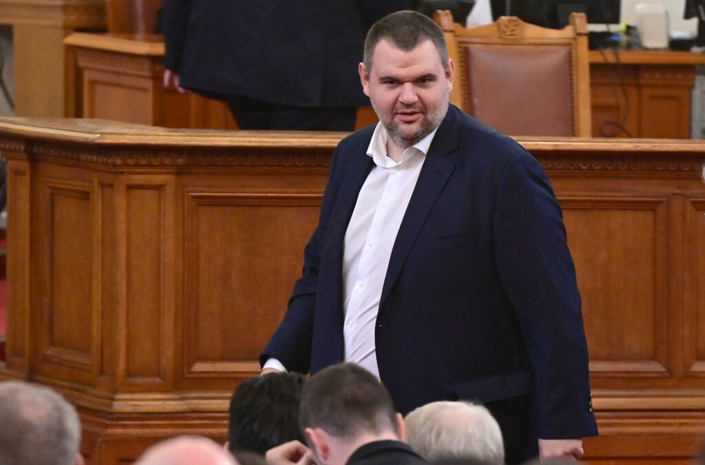В понеделник, на 22 май, Георги Георгиев от БОЕЦ внесе сигнал в прокуратурата, след като обяви, че разполага с над 1400 страници, в огромната си част оригинални документи, включително офшорни регистрации и банкови документи, в които фигурирали "многомилионните кредити на Пеевски", одити, поръчани от Пеевски, включително и ръкописни бележки с инициалите ДП.
