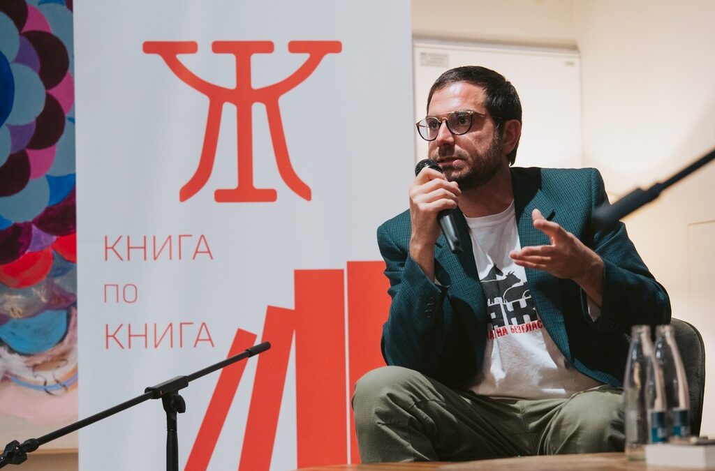 Димитър Кенаров е журналист и писател.