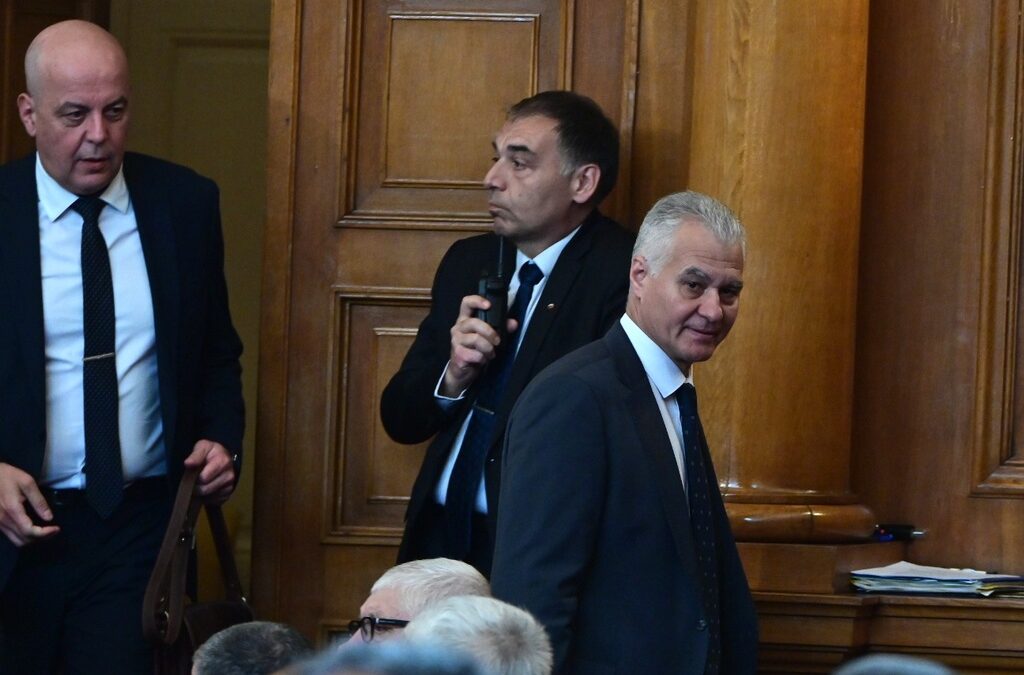 Ако тримата шефове имаха самочувствието, че ръководят истински безпристрастни служби за сигурност, надали щяха да участват в политическото представление в парламента. От ляво на дясно: председателят на Служба Военно разузнаване ген. Венелин Венев, на ДАР ген. Антоан Гечев и на ДАНС ген. Пламен Тончев (на преден план).