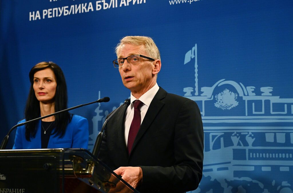 Преговарящите за коалиционно управление не трябва да се обичат, а да съставят конкретен план, да го подпишат и публикуват.