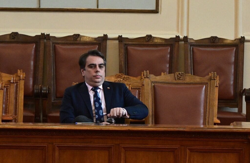 Тошко Йорданов от "Има такъв народ" се заяде с министъра, защото бил седнал на стола, отреден за вицепремиера, какъвто Василев не е.
