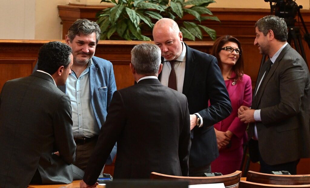 Конституционната комисия в парламента вероятно ще работи в свит състав и с ротационен председател