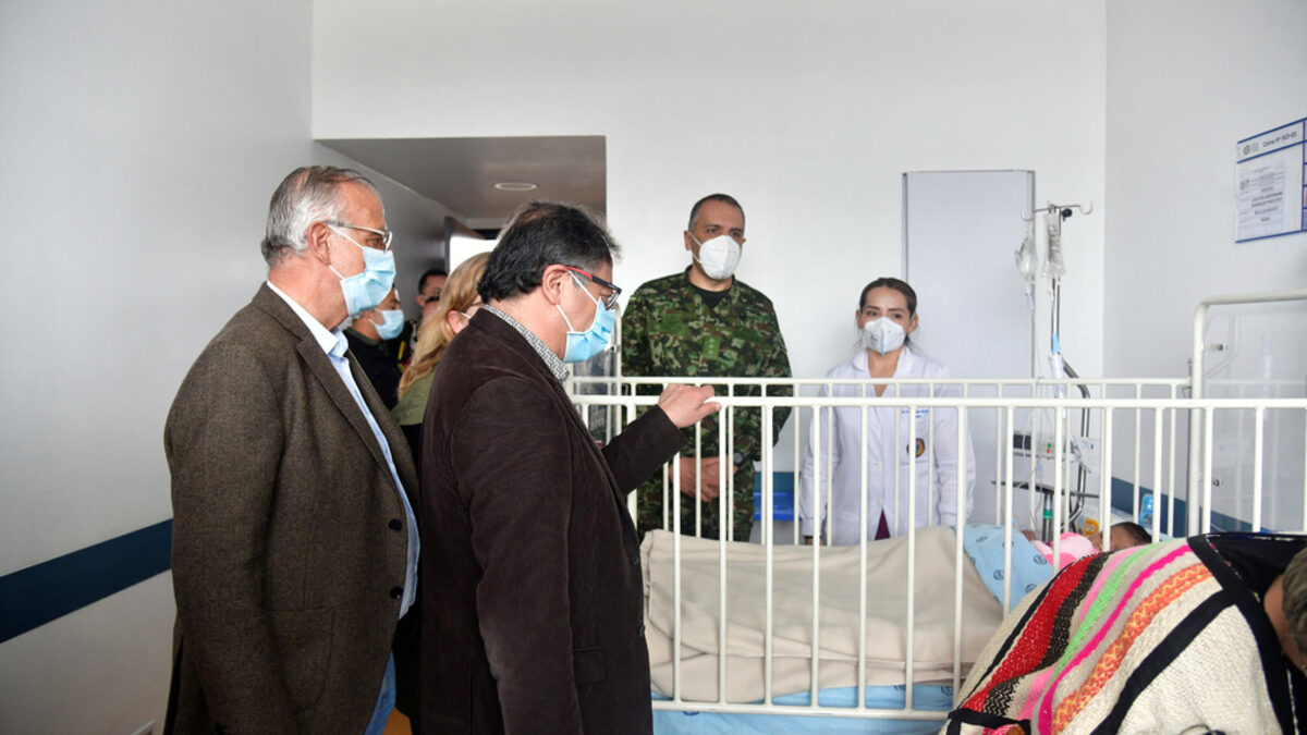 Президентът Петро посещава едно от децата в болницата Президентът Петро посещава едно от децата в болницата