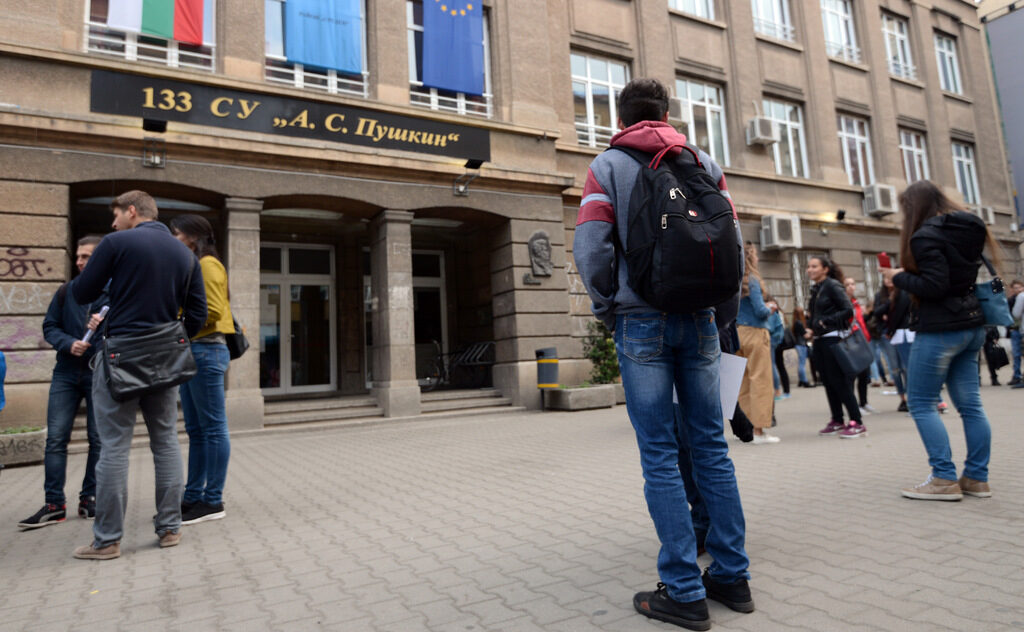 Седмокласниците и десетокласниците са на изпит по български език и литература днес