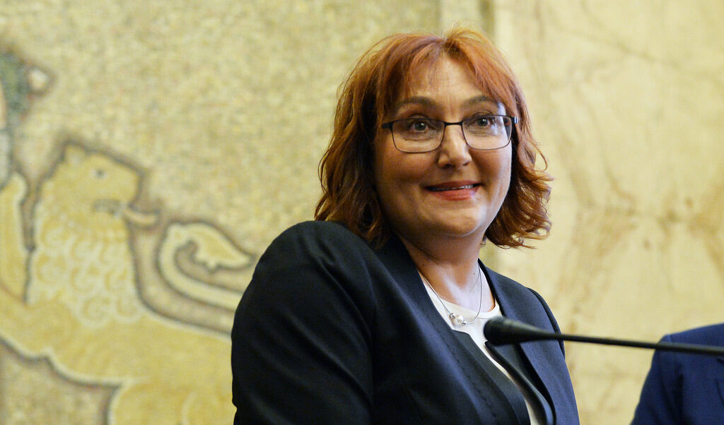 Олга Керелска, която до момента е критикувала действия на главния прокурор Иван Гешев, сега обяви, че няма да подкрепи искането за предсрочното му отстраняване. Олга Керелска, която до момента е критикувала действия на главния прокурор Иван Гешев, сега обяви, че няма да подкрепи искането за предсрочното му отстраняване.