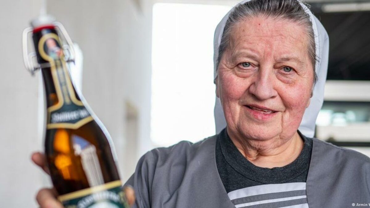 Историята на 74-годишната монахиня, която вари бира