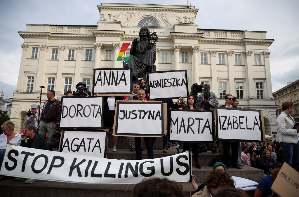 Хиляди протестираха в Полша срещу законите за аборт след смъртта на бременна