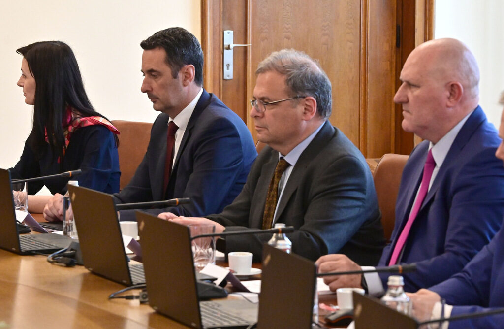 Галин Цоков (на преден план) на първото заседание на кабинета.