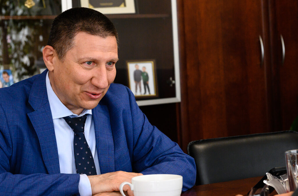 По-малко от три дни, след като беше избран, Сарафов предложи, а колегията отново на извънредно заседание, избра негов заместник.