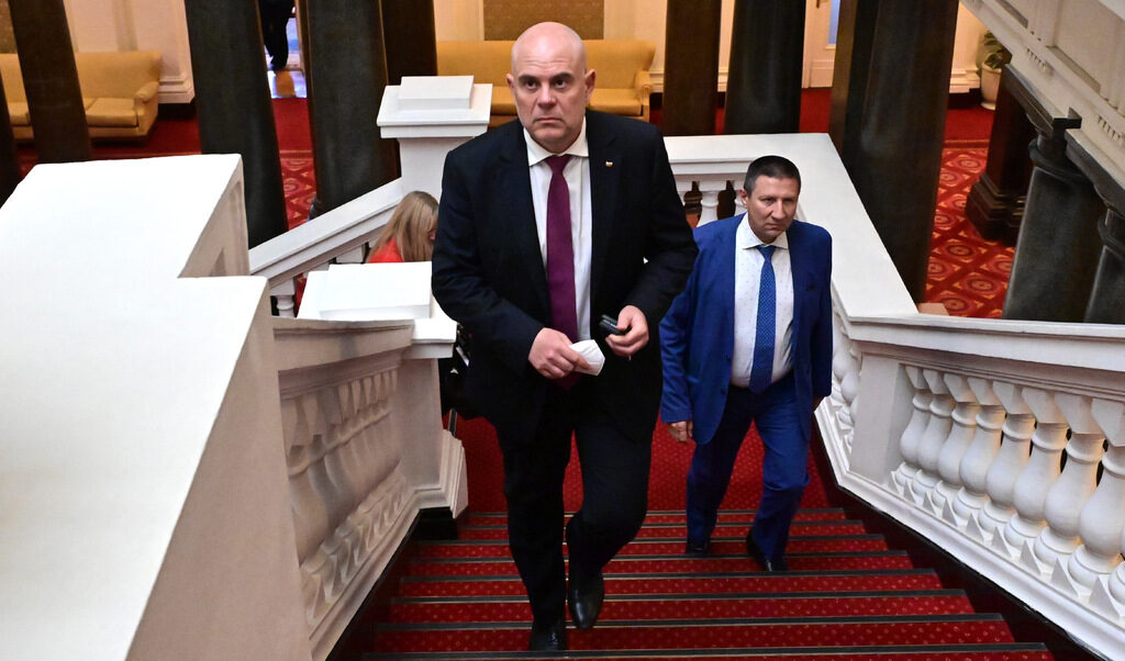 Козирувайки на кукловодите си, Прокурорската колегия на ВСС избра и.д. главен прокурор в процедура, приложима за избора на заместник на районен прокурор в най-затънтената прокуратура.