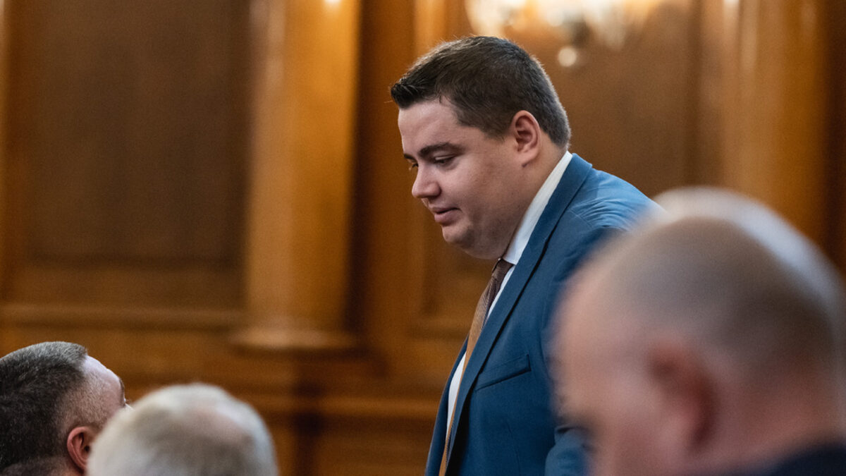 След първото гласуване се чу как председателят на комисия пита колегата си Мирослав Иванов какво да прави сега. След първото гласуване се чу как председателят на комисия пита колегата си Мирослав Иванов какво да прави сега.