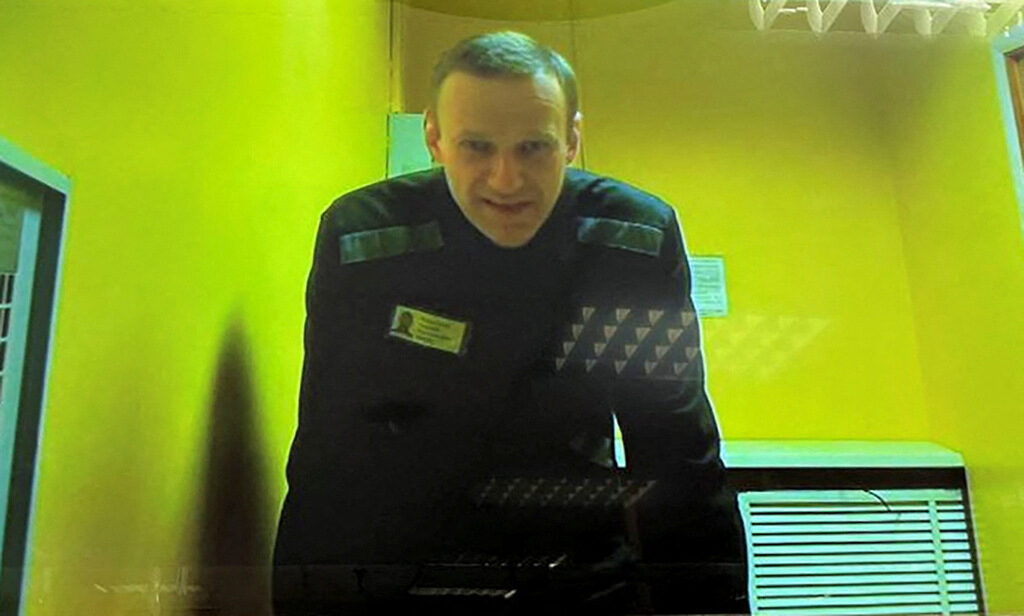 Алексей Навални говори по видеовръзка от затворническия лагер по време на дело, гледано срещу него в Москва през май