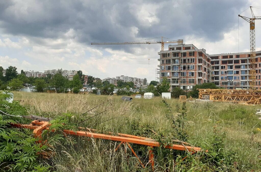 Този имот от 6.2 дка е актуван като общински, но различни хора претендират, че го притежават.
