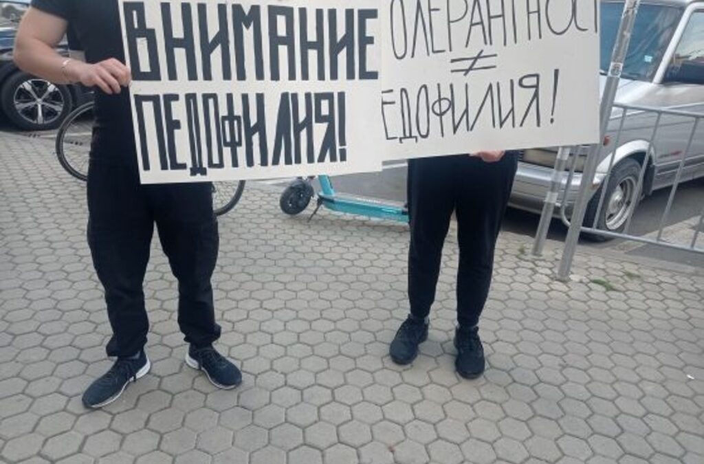 Протест на "Възраждане" срещу прожекцията на филма "Близо" Протест на "Възраждане" срещу прожекцията на филма "Близо"