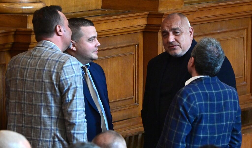 Предложението за брачен договор, наречен "гаранции за изпълнение на поети ангажименти", трябва да ограничи свободата във връзките с други парламентарни групи.