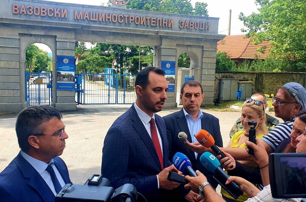 Министърът на икономиката намекна, че взривът в склада край Карнобат е умишлен