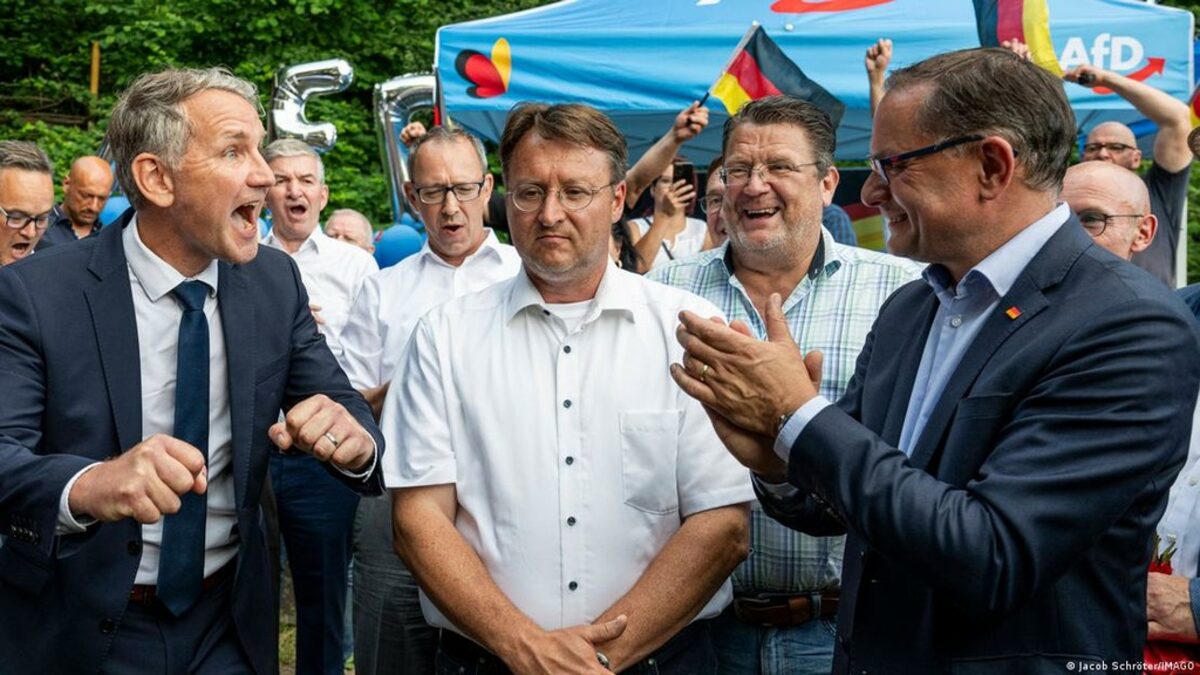 Зеселман (в средата) заедно с депутата Тино Хрупала и лидера на партията в Тюрингия Бьорн Хьоке след обявяването на изборните резултати