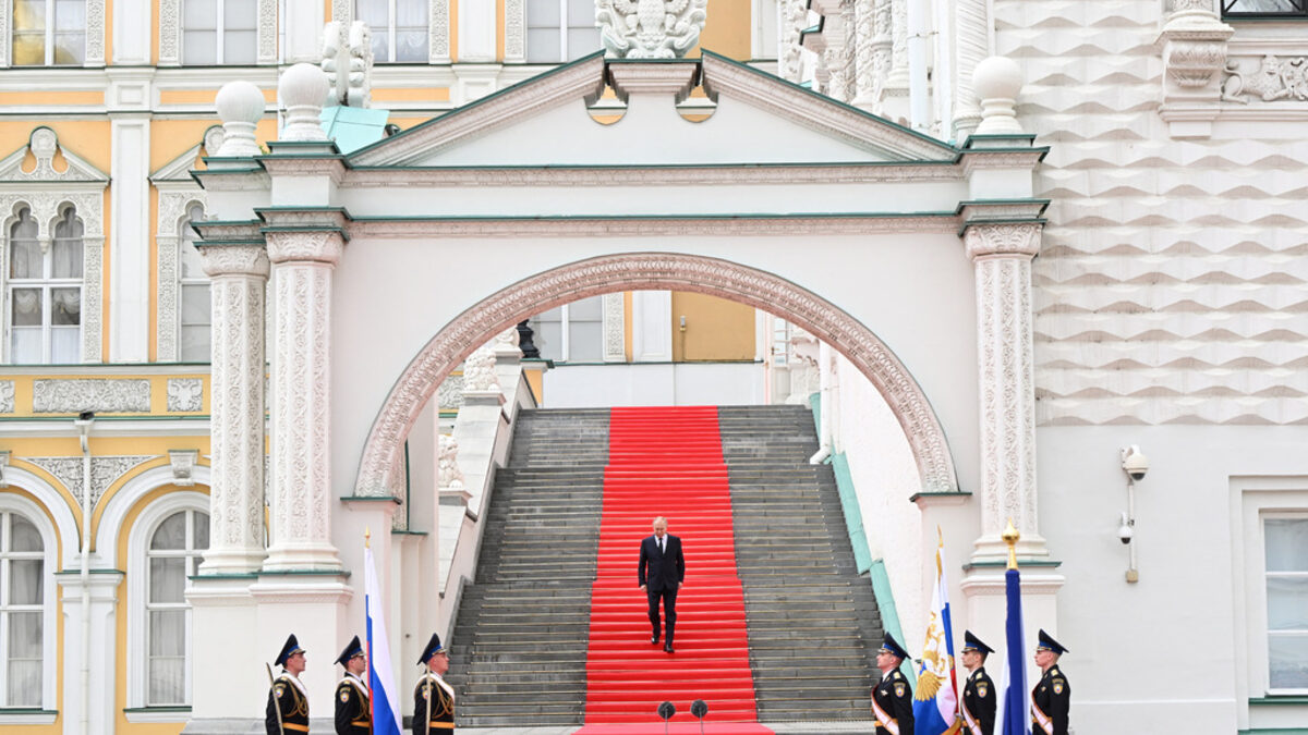 Подчинената на Путин гвардия получава танкове, "Вагнер" връща оръжия