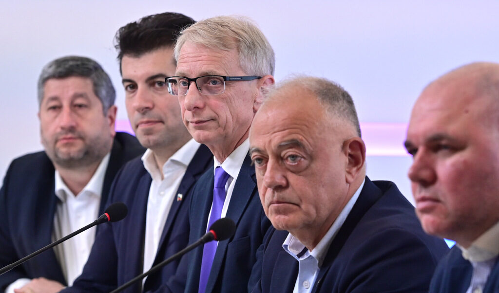 "Продължаваме промяната - Демократична България" губи най-много доверие, сочи проучване на "Алфа Рисърч"