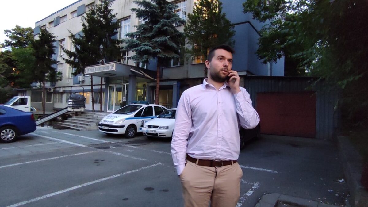 Добри Райков е наказателен адвокат, който отишъл около 19 ч. в 1-во районно управление, за свиждане със задържан 19-годишен младеж.