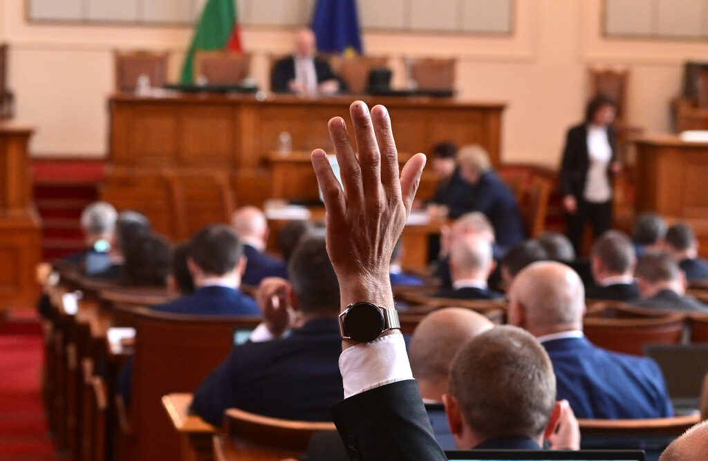 С решение от днес срокът за предложения между първо и второ четене бе удължен на 4 седмици.
