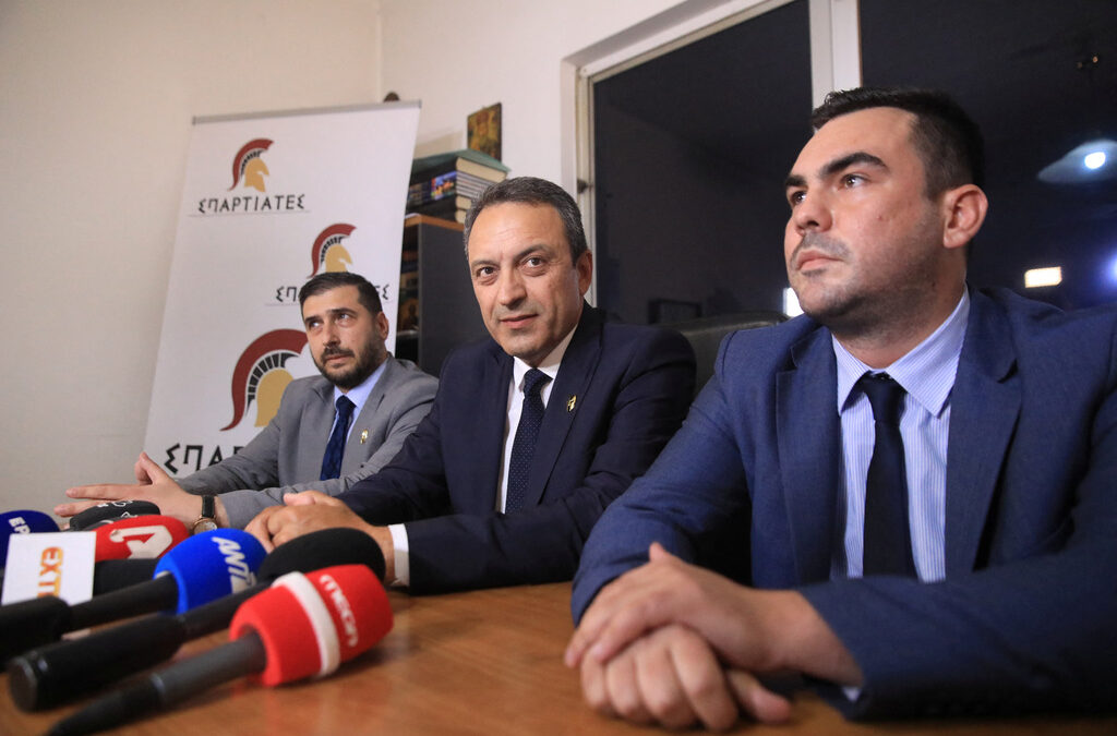 Лидерът на крайнодясната политическа партия "Спартанци" Василис Стикас говори в партийната централа в Атина.