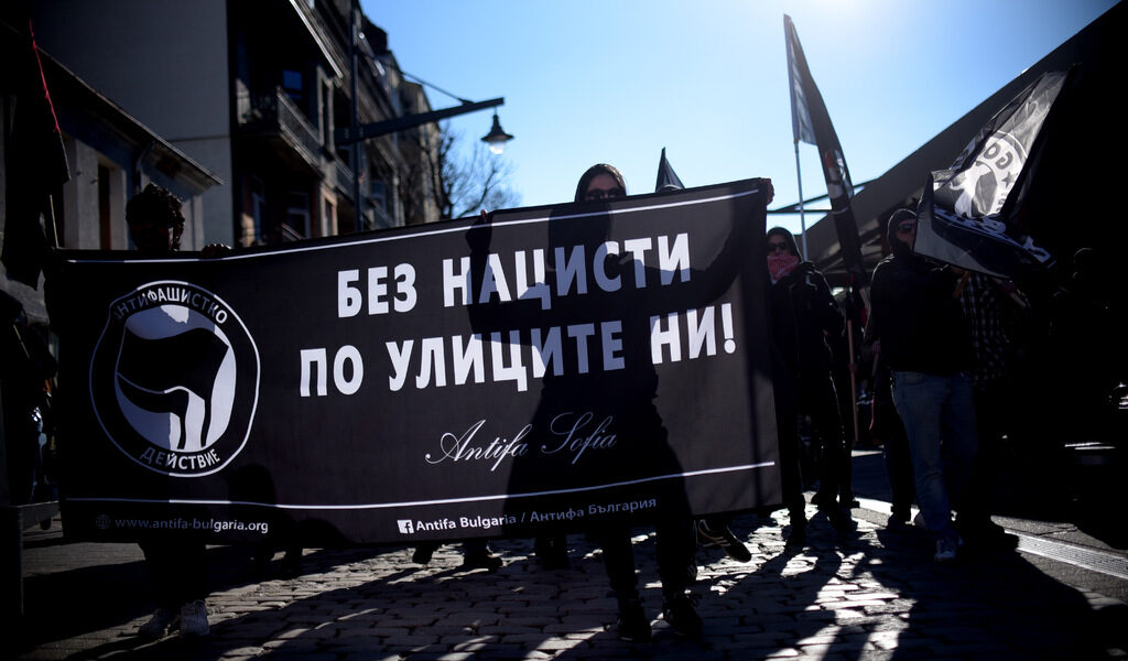 Трябва ли да действаме демократично спрямо онези, които отричат демокрацията?