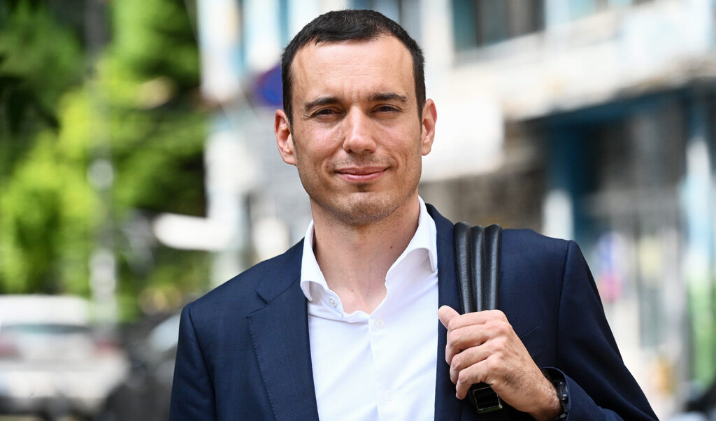 Струва ми се, че е задължително да чуем ясно и конкретно какво мисли кандидатът за кмет на София за миналото на роднините си, разграничава ли се от него, осъжда ли го.
