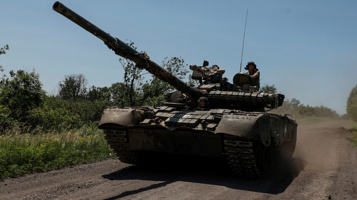 Украински войници управляват танк Т-80, отнет по-рано от руските части край Бахмут