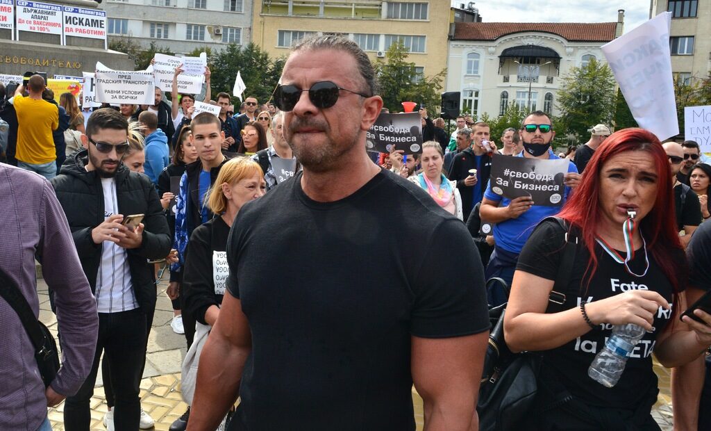 Ричард Алибегов, председател на Българската асоциация на заведенията. Кадърът е от протест през 2021 г. срещу ограниченията за работа на заведенията заради пандемията.