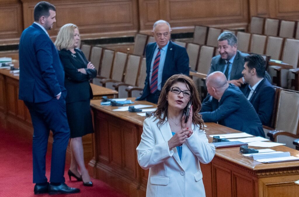 Парламентът удължи срока за предложения по спорния антикорупционен закон