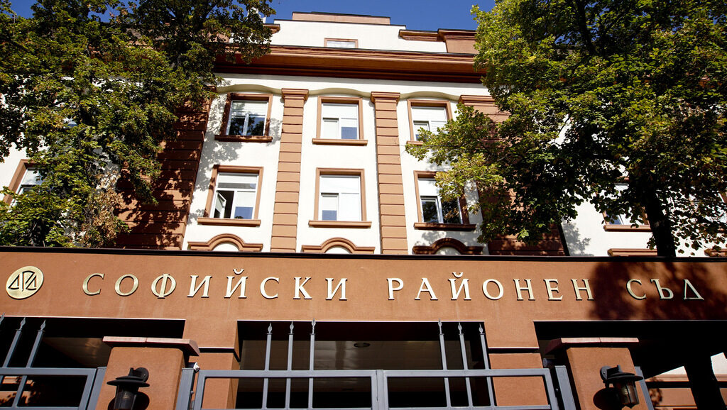 Разлепването за съобщение на смъртта на жив човек е неморално деяние, което представлява и заплаха срещу личността на съдията.