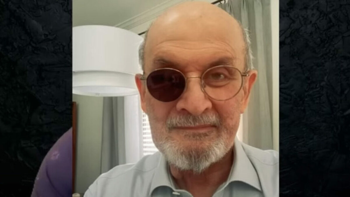 "Мисля, че за мен сега е важно да успея да видя, че животът продължава. По-зает съм да се справя с това", казва писателят в интервю за Би Би Си