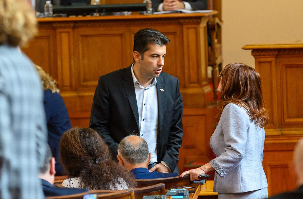 Кирил Петков и Десислава Атанасова разговарят Кирил Петков и Десислава Атанасова разговарят