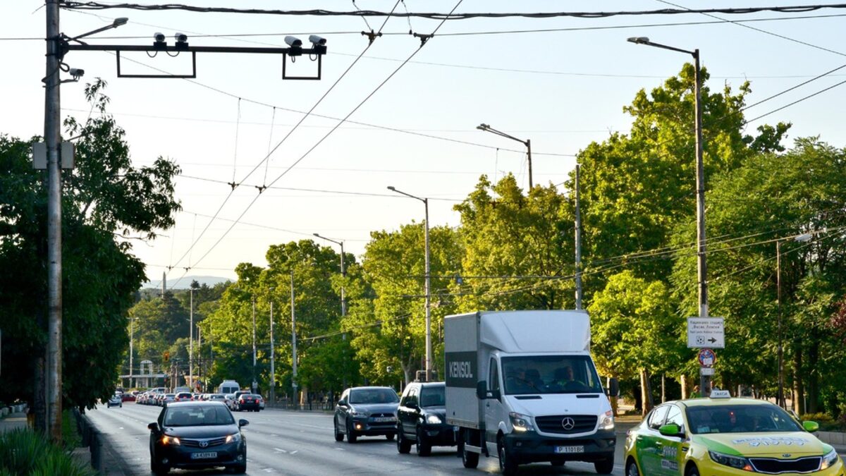Камери в София автоматично ще глобяват при минаване на червено