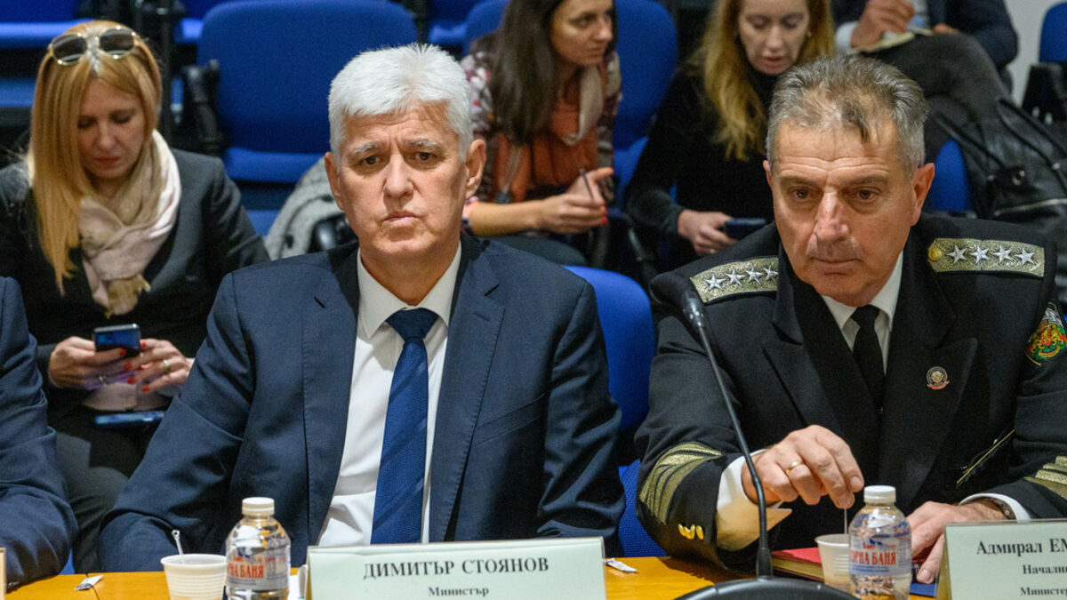 Началникът на отбраната Емил Ефтимов със служебния военен министър Димитър Стоянов.