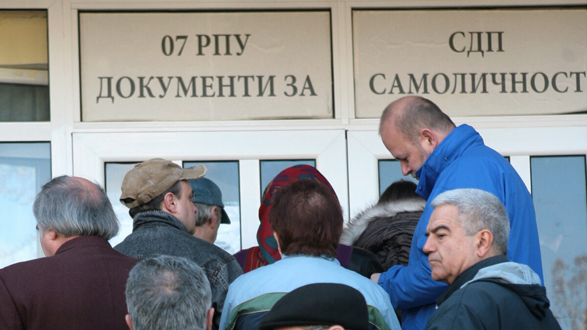 Плащането невъзможно: как МВР спъва издаването на лична карта, ако нямаш ... лична карта
