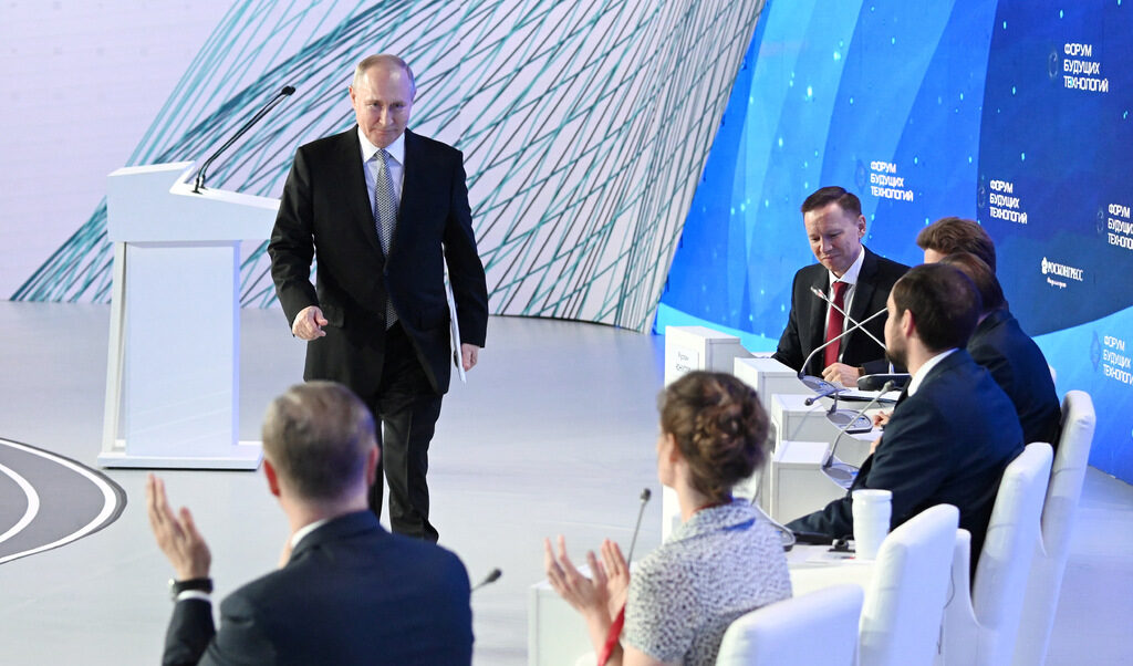 Хаос, разруха и мизерия ще е наследството на Владимир Владимирович Путин, а не възраждане на Руската империя с него като новия цар начело. Хаос, разруха и мизерия ще е наследството на Владимир Владимирович Путин, а не възраждане на Руската империя с него като новия цар начело.