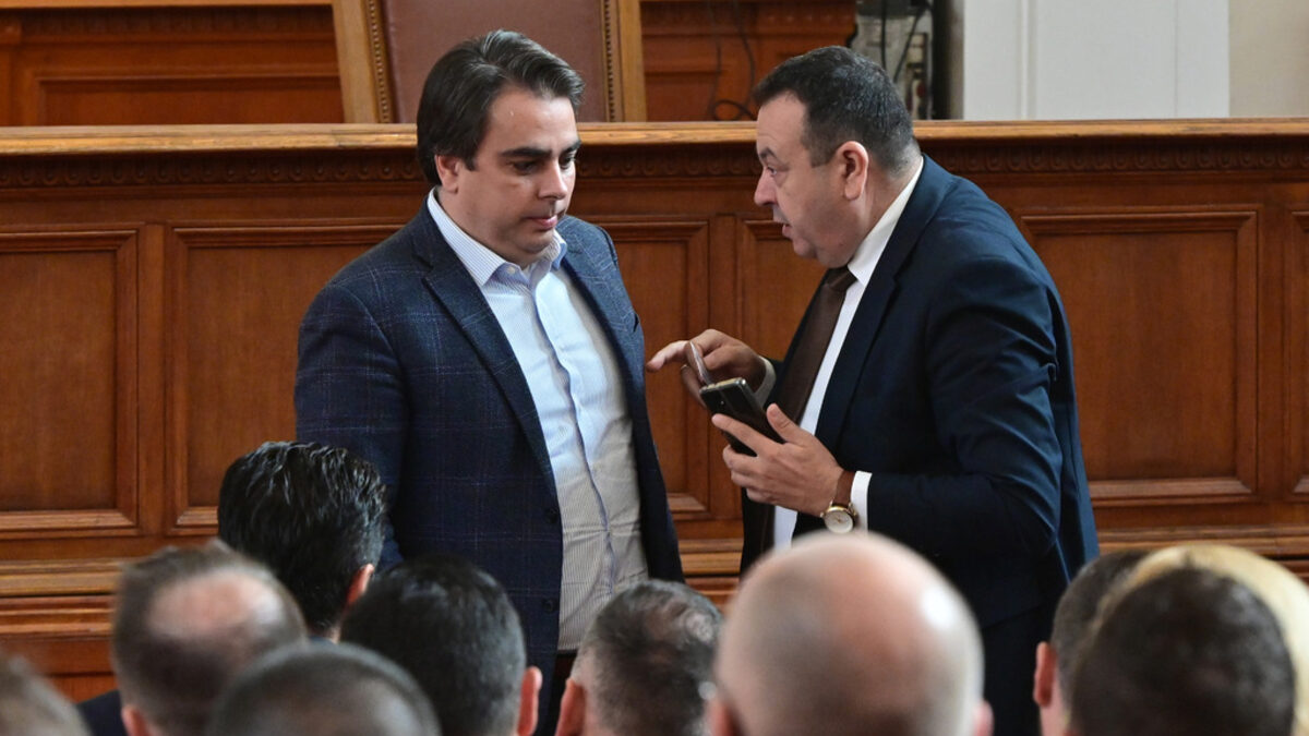 Министърът на финансите Асен Василев и председателят на икономическата комисия Хамид Хамид