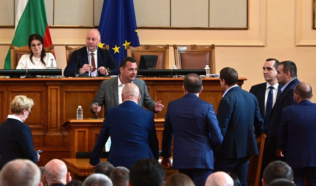 Депутатите от БСП са обградили трибуната. Депутатите от БСП са обградили трибуната.