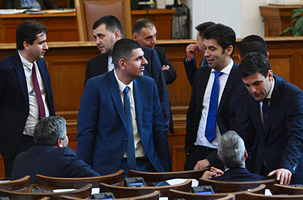 Депутатите решиха МВР да изпрати 100 бронетранспортьора на Украйна