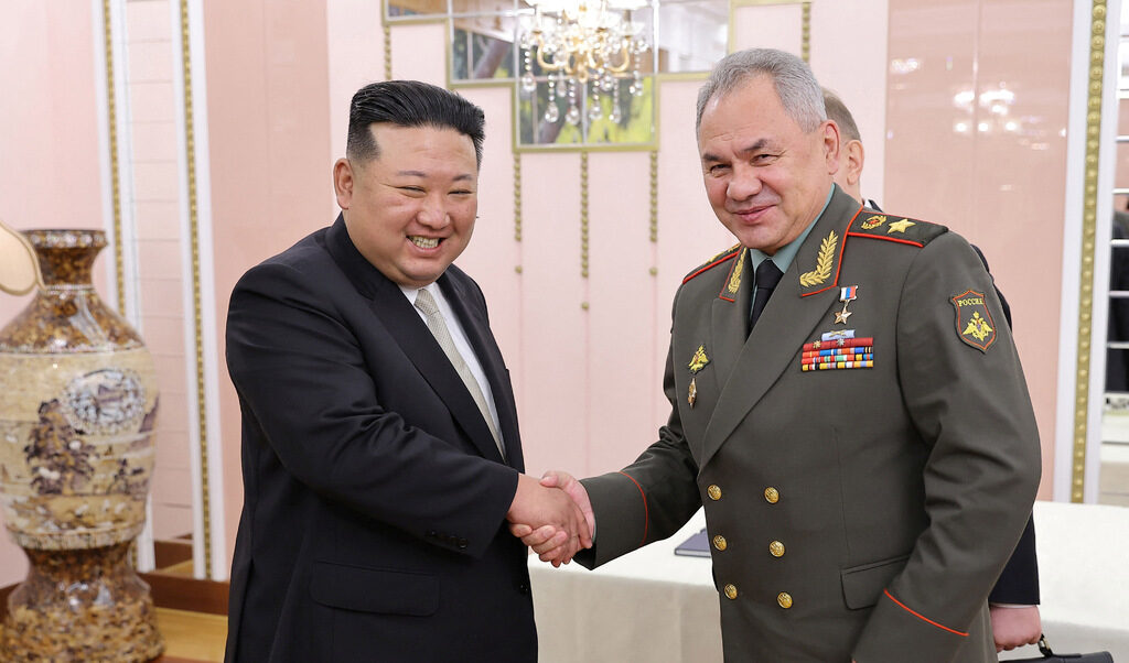 Ким Чен-ун показа на Шойгу забранени ракети по време на визита на руския министър Ким Чен-ун показа на Шойгу забранени ракети по време на визита на руския министър
